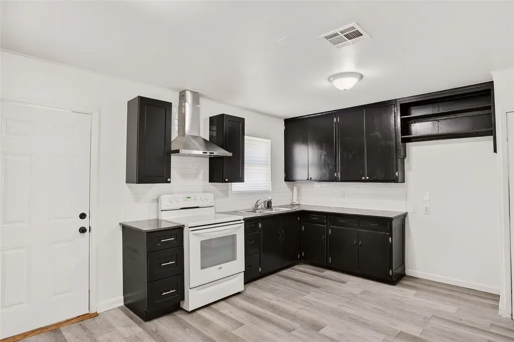 Photo 7 — 111 E Kittyhawk Drive, Midwest City, OK 73110