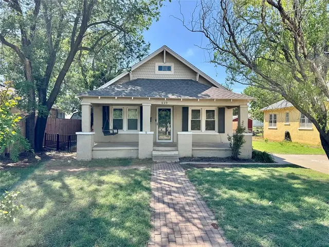 Front exterior — 609 N Caddo Street, Weatherford, OK 73096