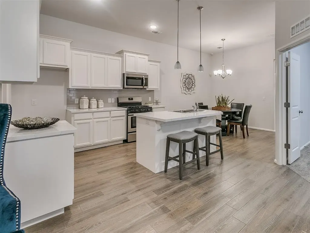 Photo 5 — 2413 Northcreek Lane, Oklahoma City, OK 73128