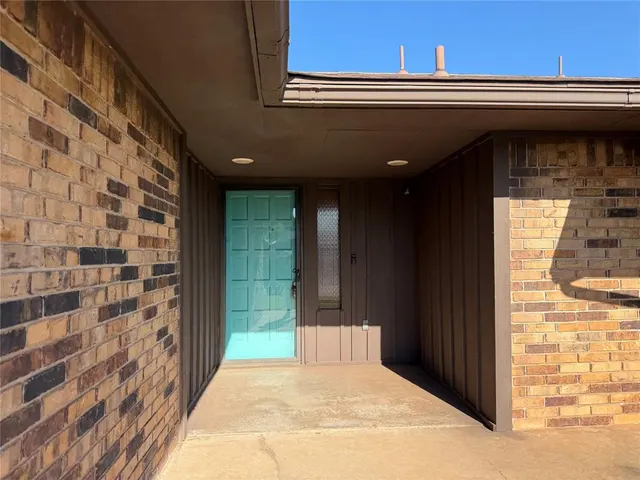 Photo 2 — 33 Peterson Drive, Clinton, OK 73601