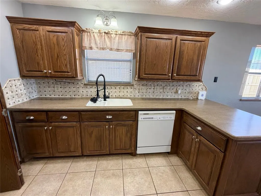 Photo 3 — 33 Peterson Drive, Clinton, OK 73601