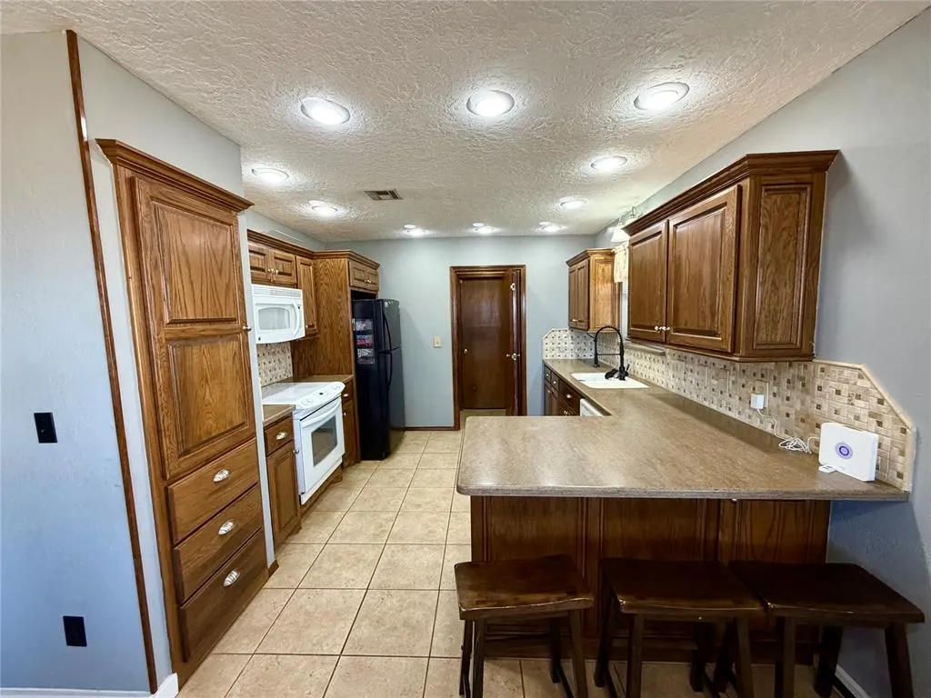 Photo 8 — 33 Peterson Drive, Clinton, OK 73601