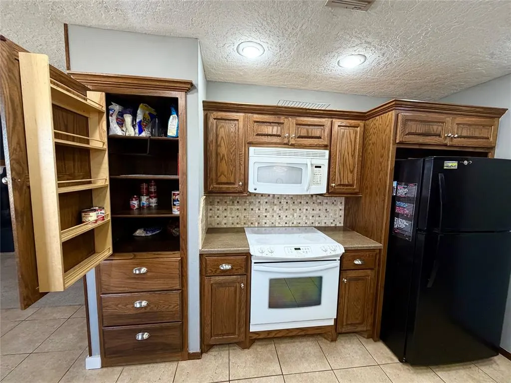 Photo 11 — 33 Peterson Drive, Clinton, OK 73601