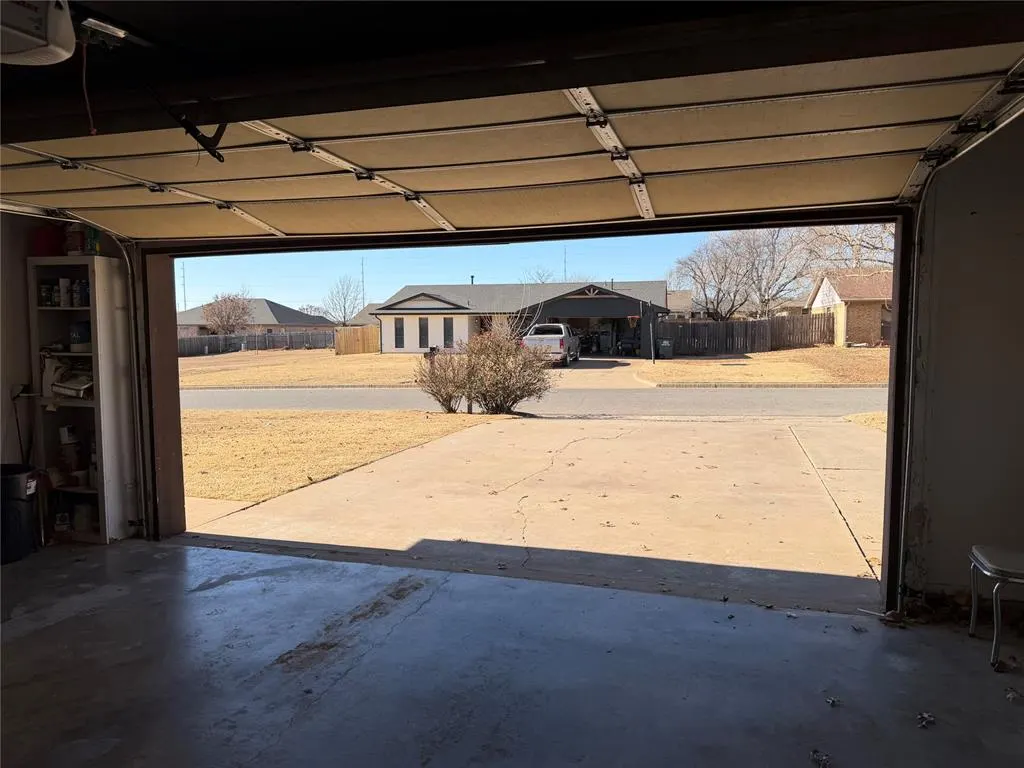 Photo 16 — 33 Peterson Drive, Clinton, OK 73601