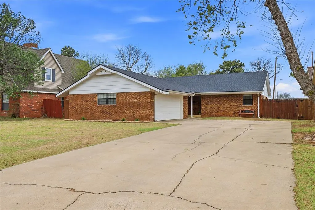 Photo 2 — 215 W Hillcrest Lane, Hobart, OK 73651