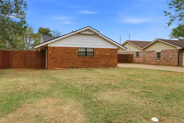 Photo 3 — 215 W Hillcrest Lane, Hobart, OK 73651