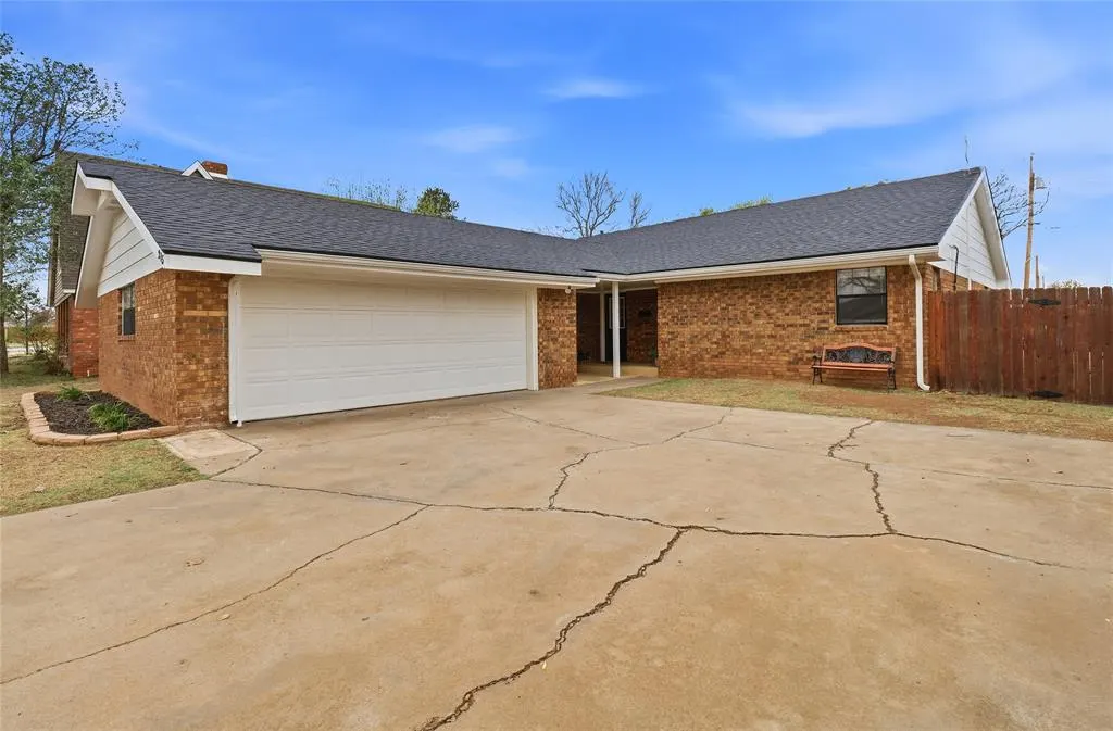 Photo 4 — 215 W Hillcrest Lane, Hobart, OK 73651