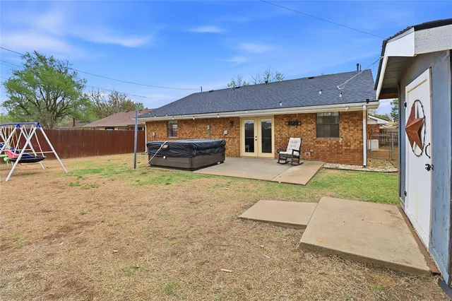 Photo 8 — 215 W Hillcrest Lane, Hobart, OK 73651