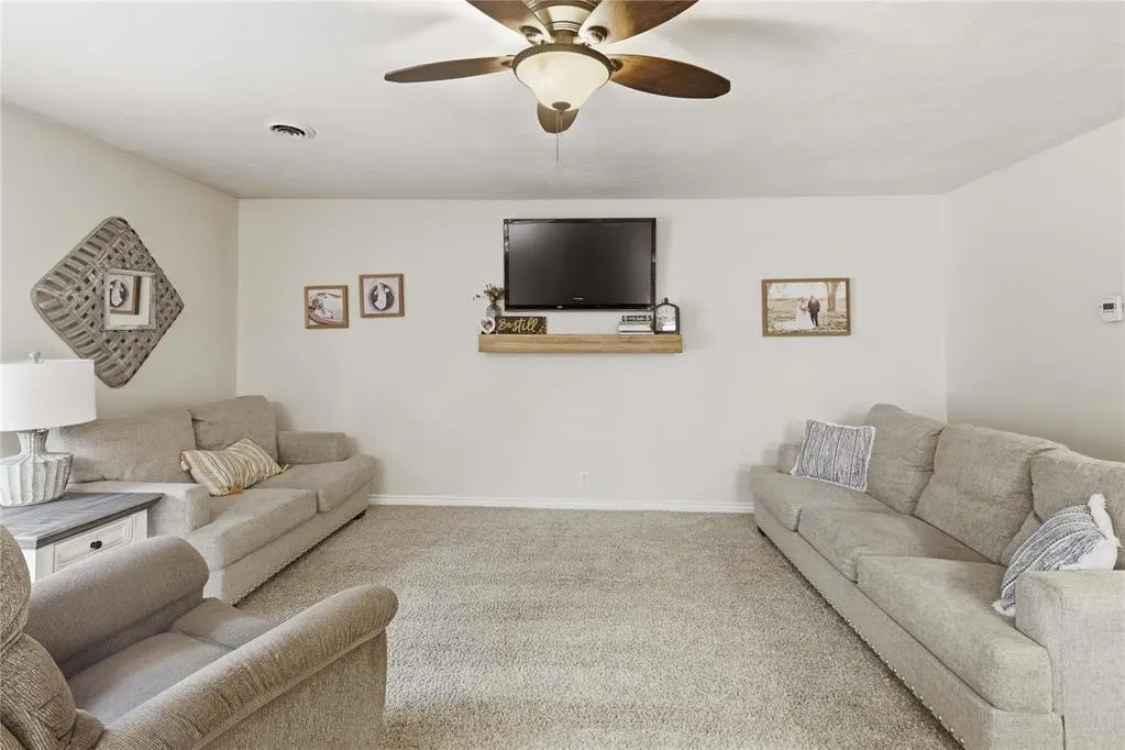 Photo 17 — 215 W Hillcrest Lane, Hobart, OK 73651