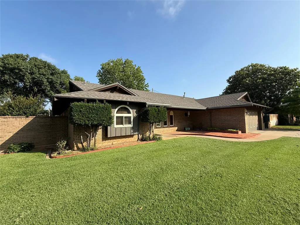 Photo 3 — 2013 N Mockingbird Lane, Altus, OK 73521
