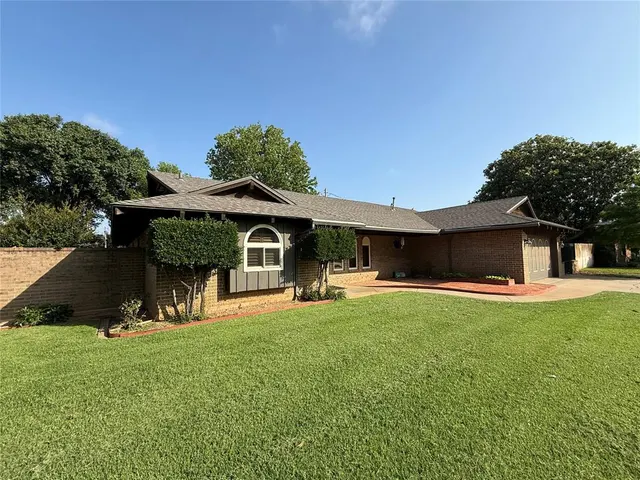 Photo 3 — 2013 N Mockingbird Lane, Altus, OK 73521