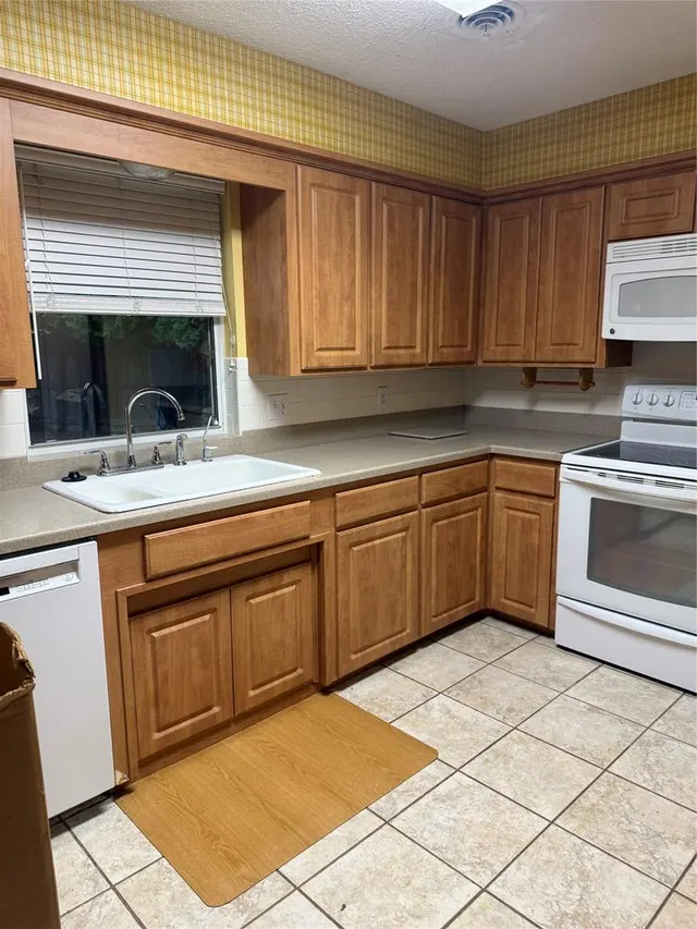 Photo 4 — 2013 N Mockingbird Lane, Altus, OK 73521