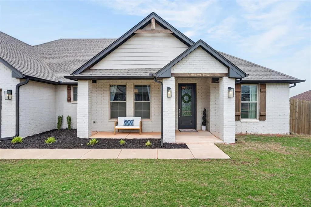 Photo 2 — 637 Megan Lane, Blanchard, OK 73010