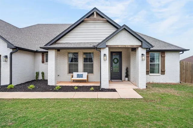 Photo 2 — 637 Megan Lane, Blanchard, OK 73010