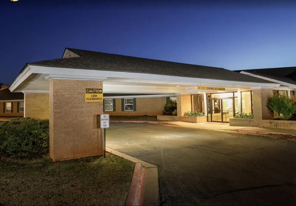 Photo 8 — 3200 Hayes, Clinton, OK 73601