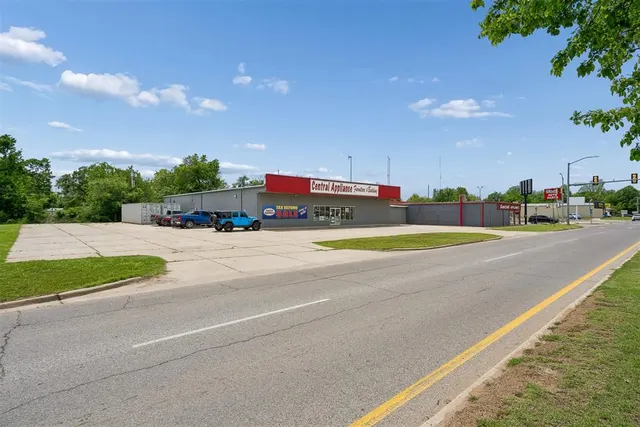 Photo 3 — 102 E Central Boulevard, Anadarko, OK 73005