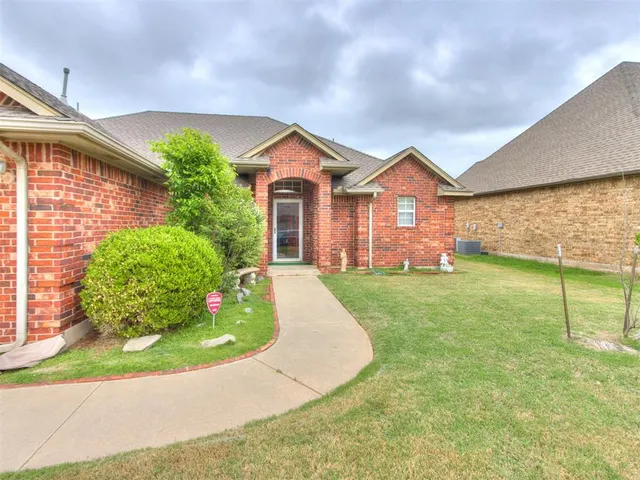 Photo 2 — 10320 Queensbury Drive, Yukon, OK 73099