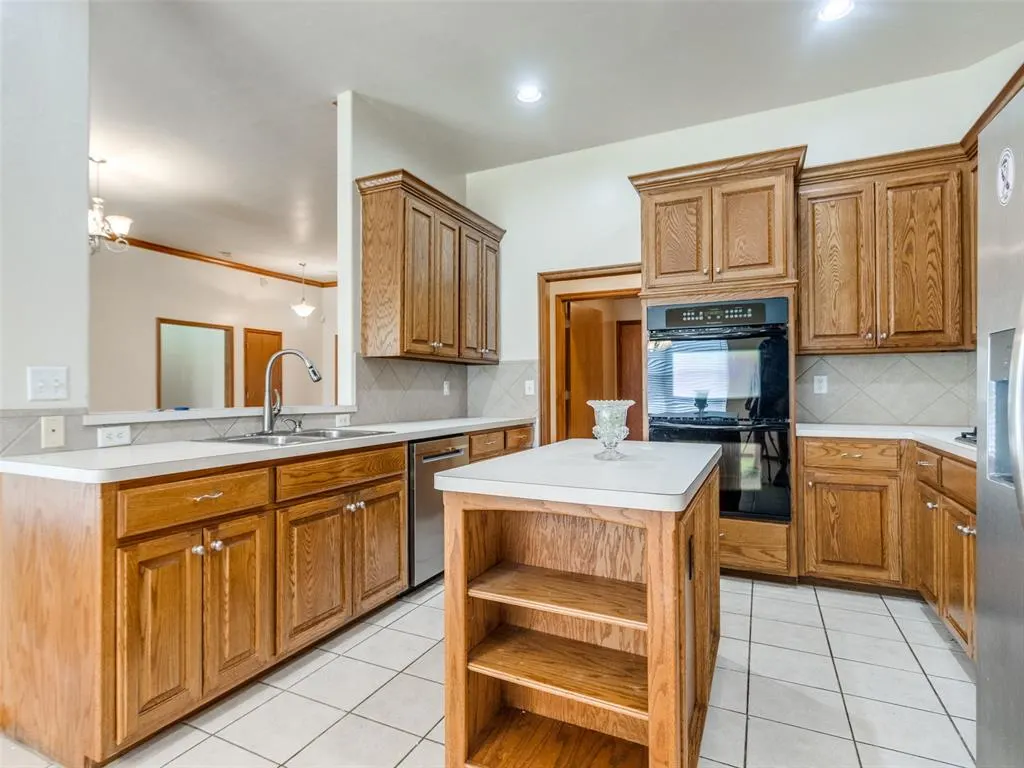 Photo 12 — 10320 Queensbury Drive, Yukon, OK 73099