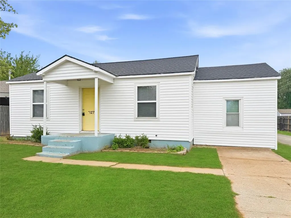 Front exterior — 127 Carpenter Lane, Elk City, OK 73644
