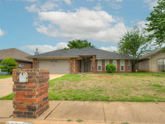 Photo 3 — 1717 Rocky Mountain Way, Edmond, OK 73003