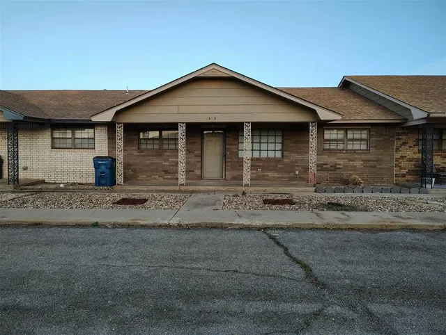Front exterior — 1505 Crestview Drive, Cordell, OK 73632