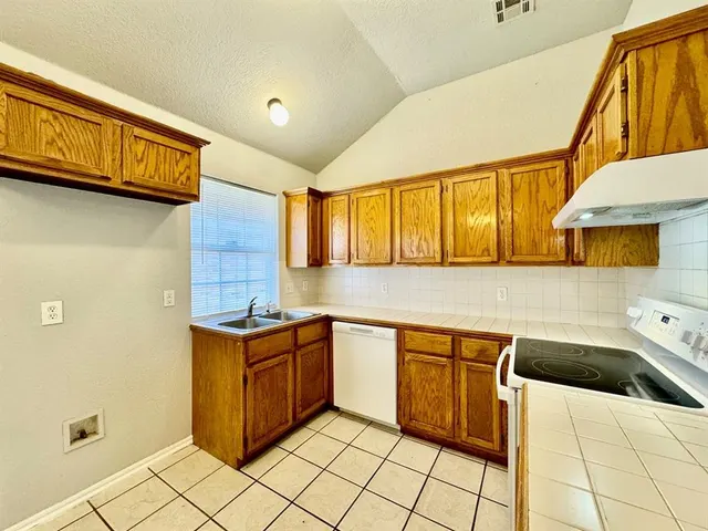 Photo 7 — 633 NW 121st Street, Oklahoma City, OK 73114