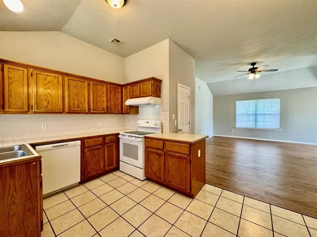 Photo 8 — 633 NW 121st Street, Oklahoma City, OK 73114