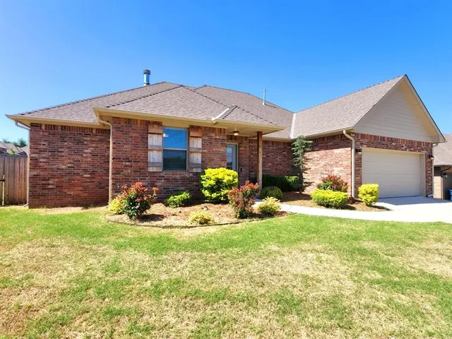 Photo 2 — 2308 Paraiso Way, Edmond, OK 73034