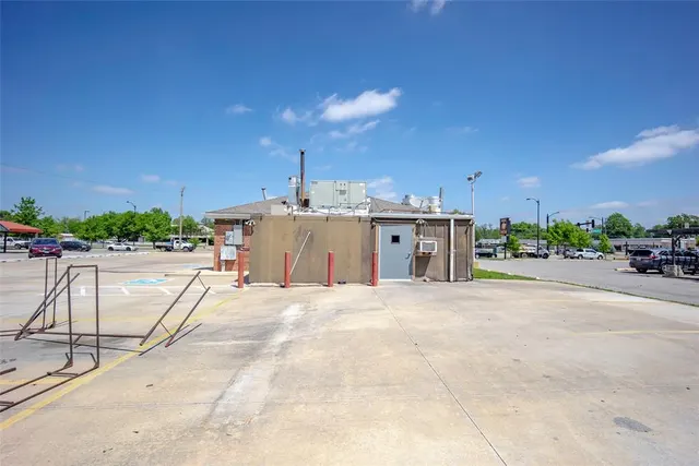 Photo 4 — 1514 W Lindsey Street, Norman, OK 73069