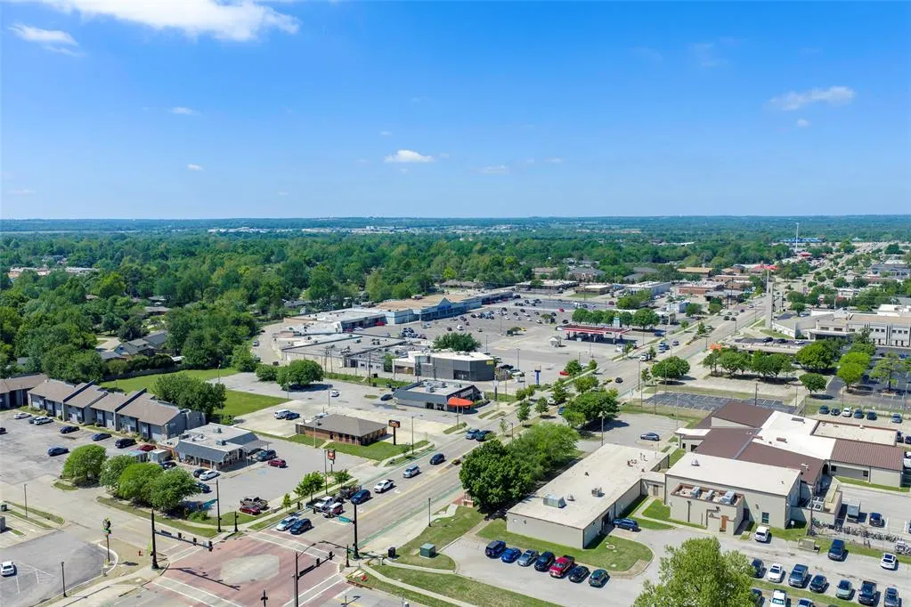 Photo 11 — 1514 W Lindsey Street, Norman, OK 73069