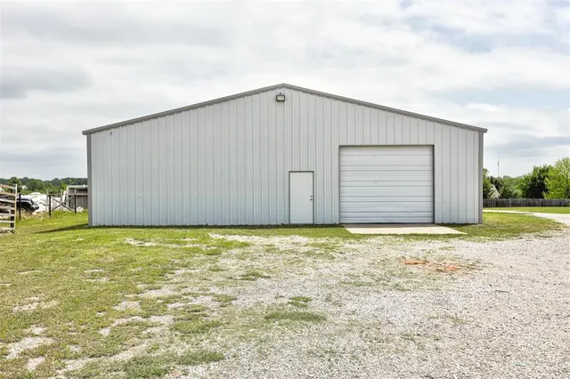 Photo 2 — 1061 S Sara Road, Blanchard, OK 73010
