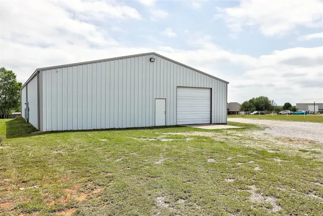 Photo 3 — 1061 S Sara Road, Blanchard, OK 73010