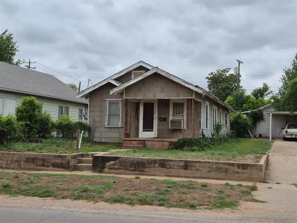 Front exterior — 404 N 6th Street, Clinton, OK 73601