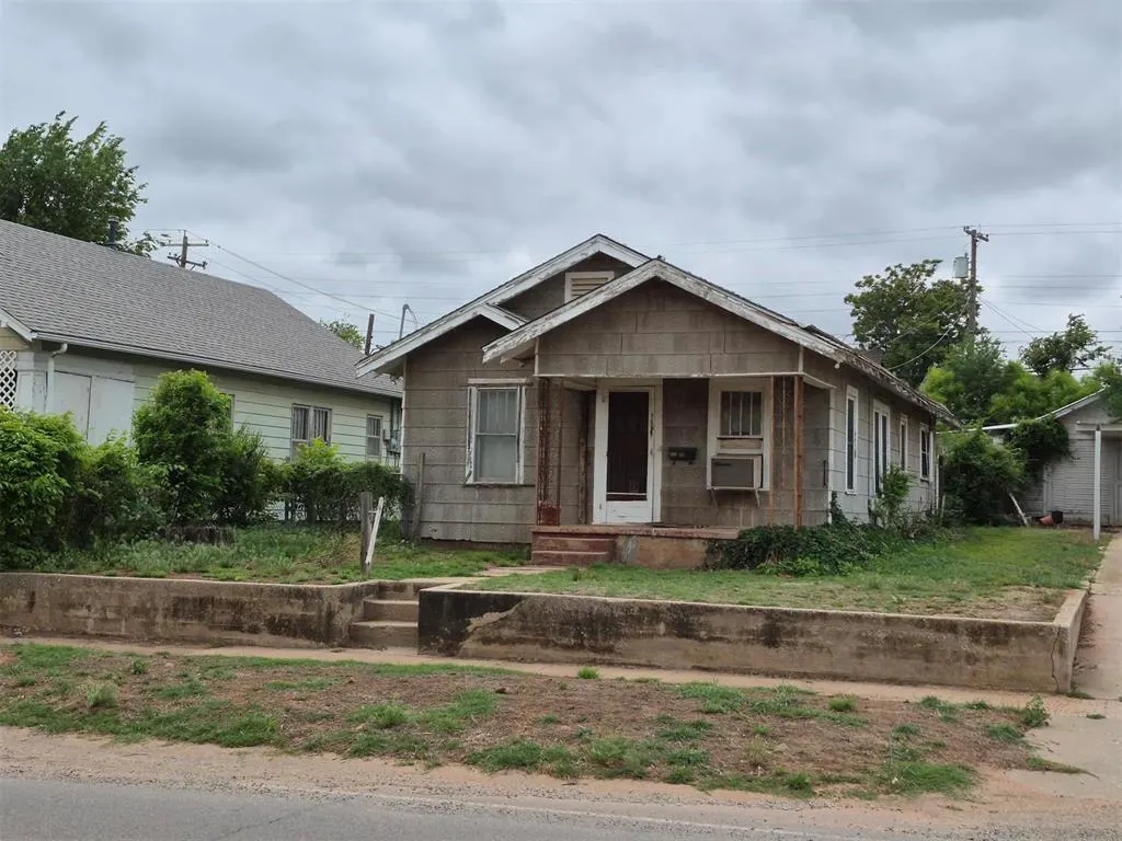 Photo 2 — 404 N 6th Street, Clinton, OK 73601