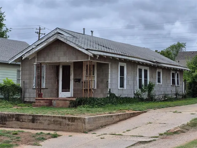 Photo 4 — 404 N 6th Street, Clinton, OK 73601
