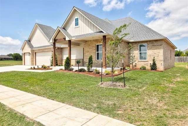 Photo 2 — 10913 NW 31st Terrace, Yukon, OK 73099