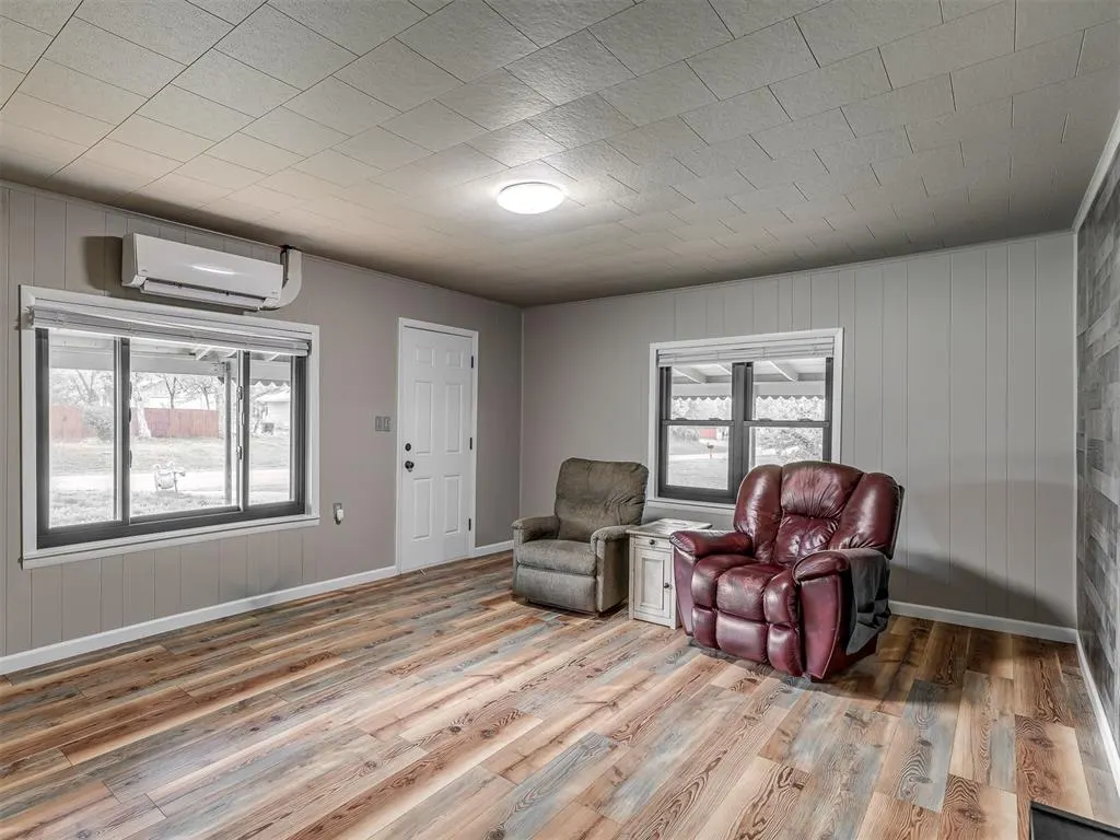 Photo 3 — 403 Fir Street, Wellston, OK 74881