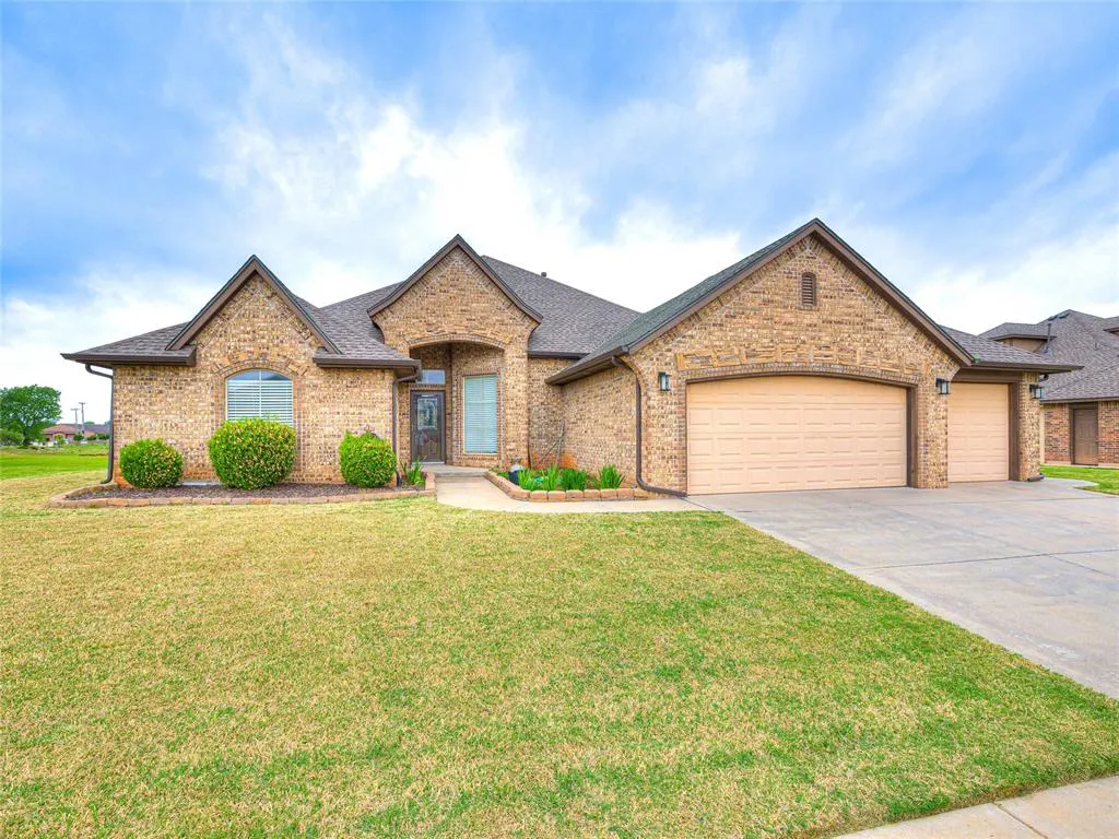 Photo 3 — 9701 Lakecrest Drive, Oklahoma City, OK 73159