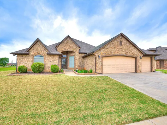 Photo 3 — 9701 Lakecrest Drive, Oklahoma City, OK 73159