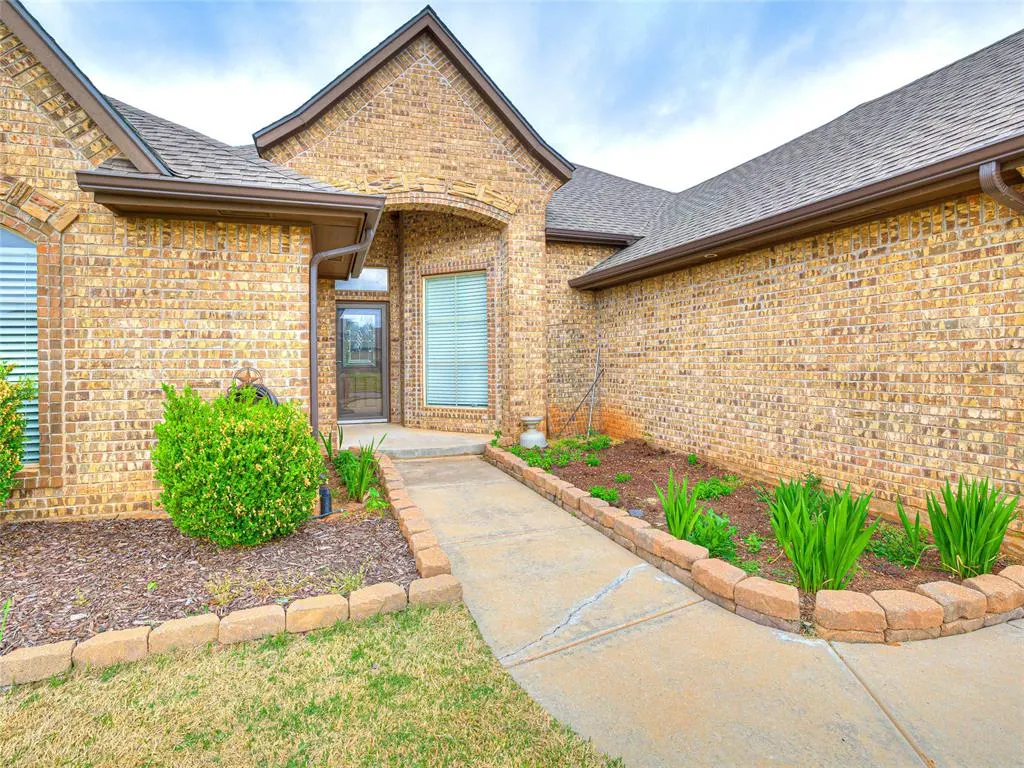Photo 4 — 9701 Lakecrest Drive, Oklahoma City, OK 73159