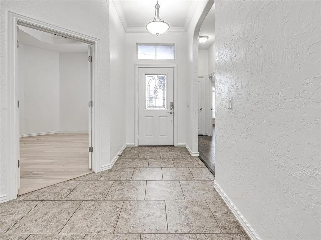 Photo 5 — 9701 Lakecrest Drive, Oklahoma City, OK 73159