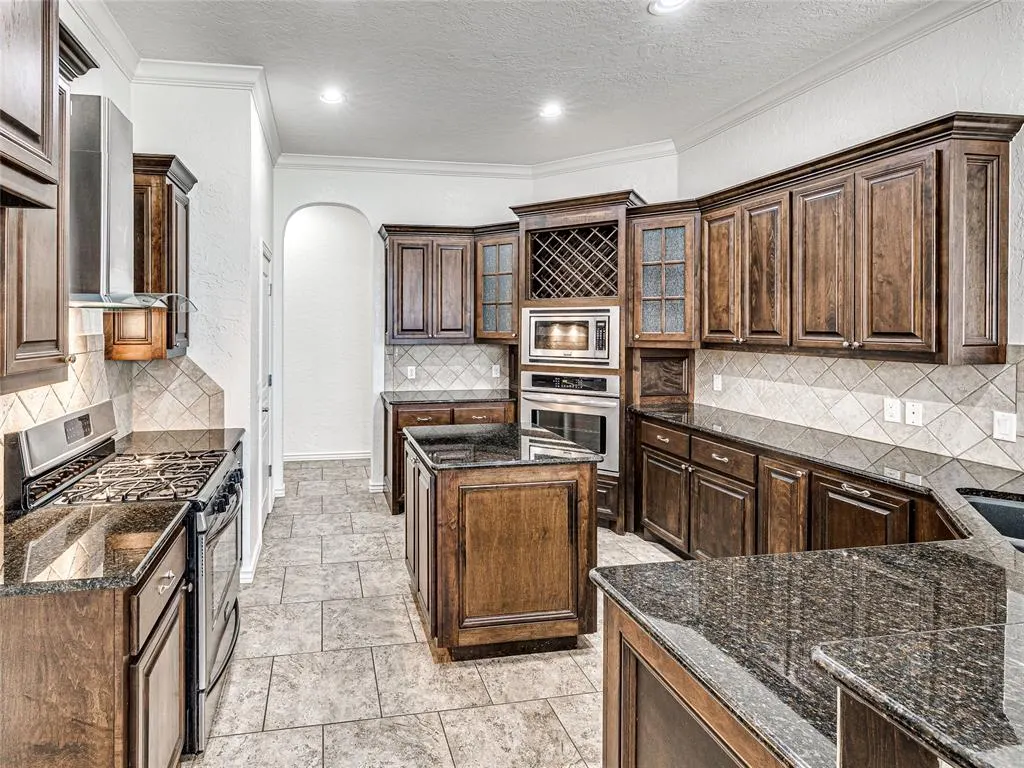 Photo 15 — 9701 Lakecrest Drive, Oklahoma City, OK 73159