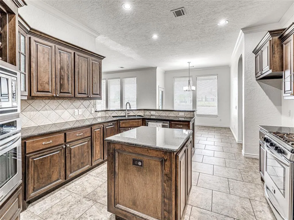 Photo 17 — 9701 Lakecrest Drive, Oklahoma City, OK 73159