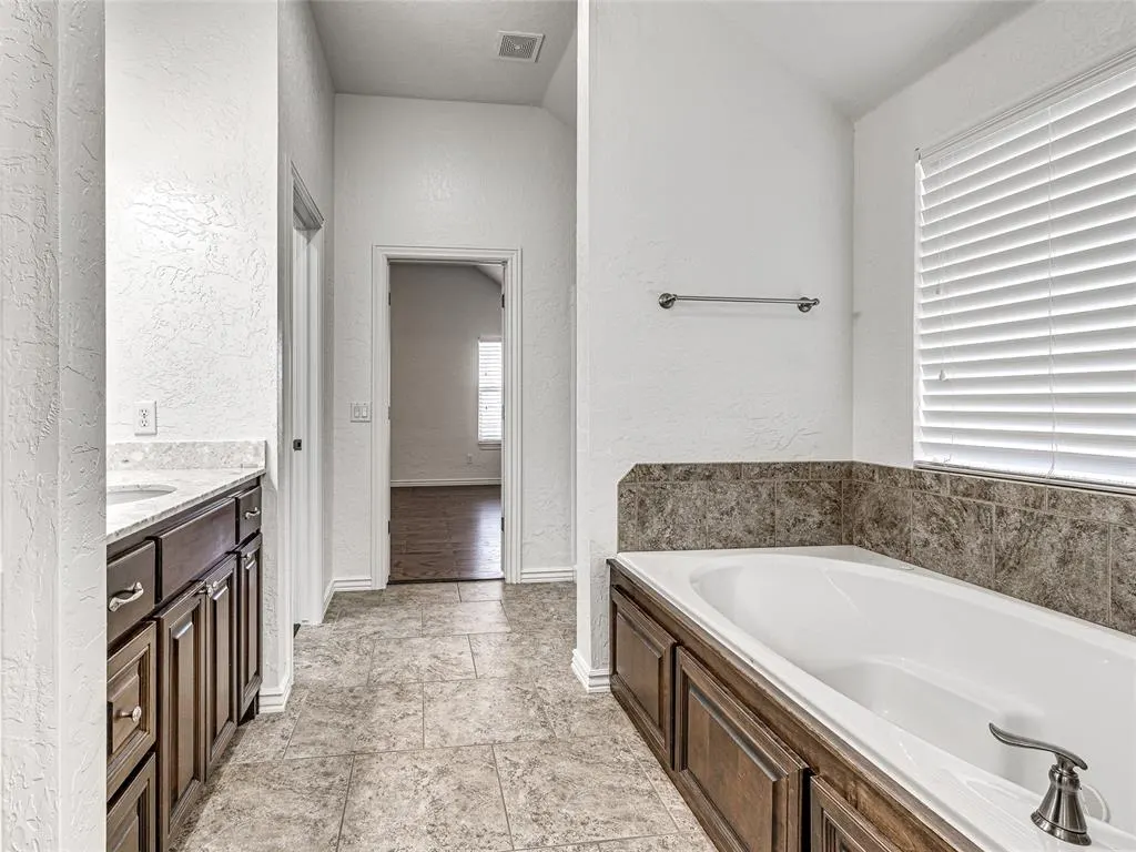 Photo 22 — 9701 Lakecrest Drive, Oklahoma City, OK 73159