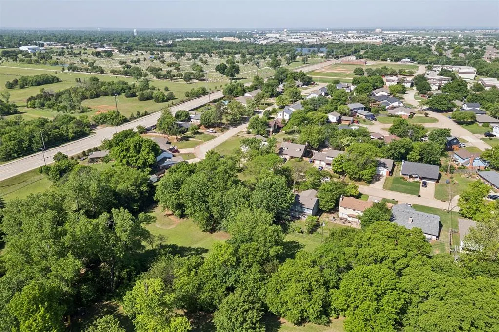 Photo 13 — 2409 Weatherford Drive, Norman, OK 73071