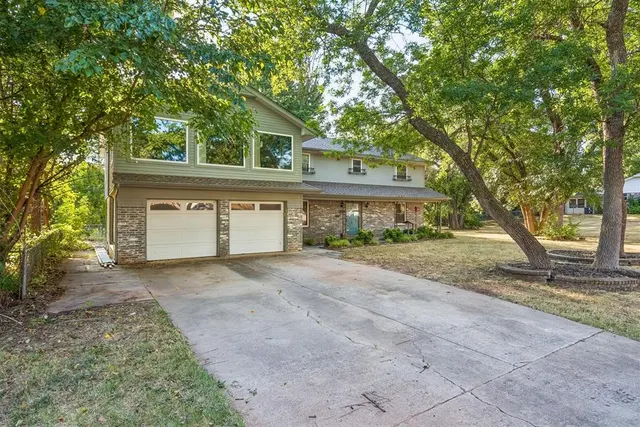 Photo 2 — 2415 Weatherford Drive, Norman, OK 73071