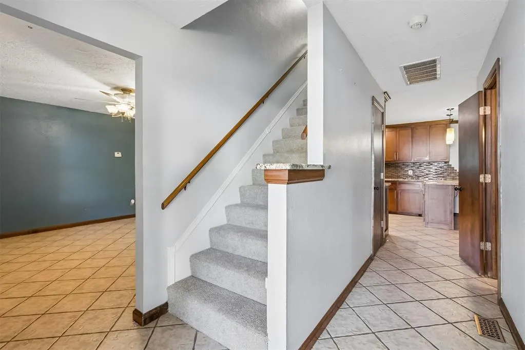 Photo 4 — 2415 Weatherford Drive, Norman, OK 73071