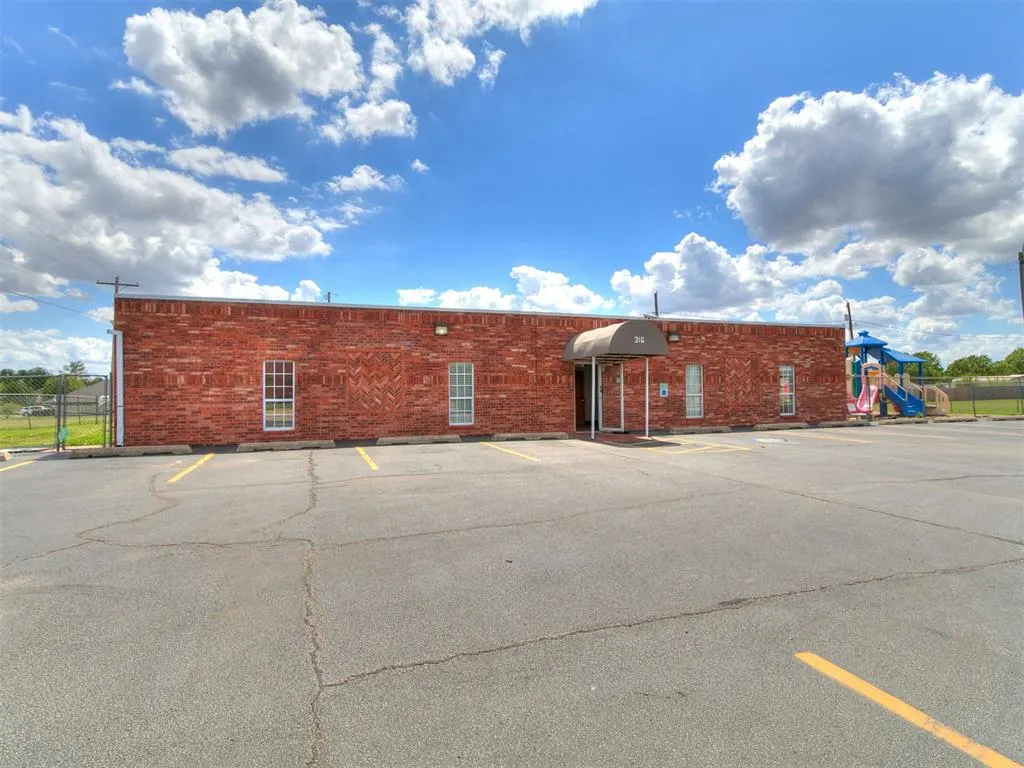 Front exterior — 316 NE 27th Street, Moore, OK 73160