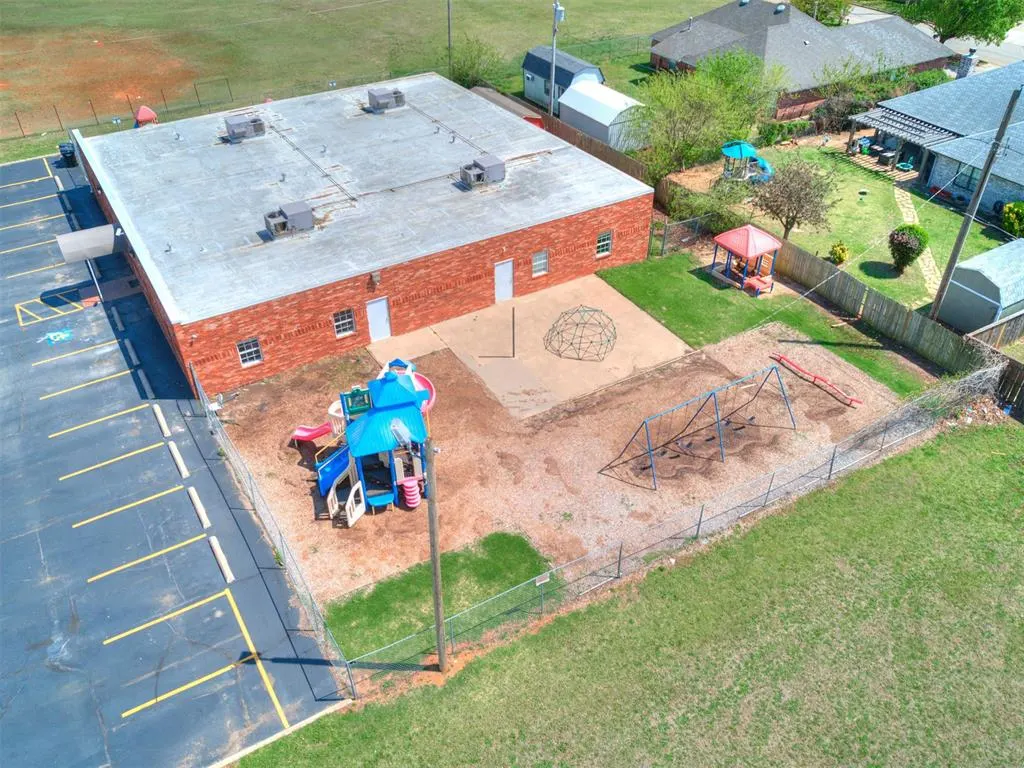 Photo 2 — 316 NE 27th Street, Moore, OK 73160