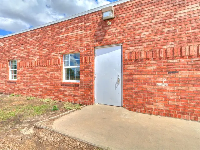 Photo 5 — 316 NE 27th Street, Moore, OK 73160